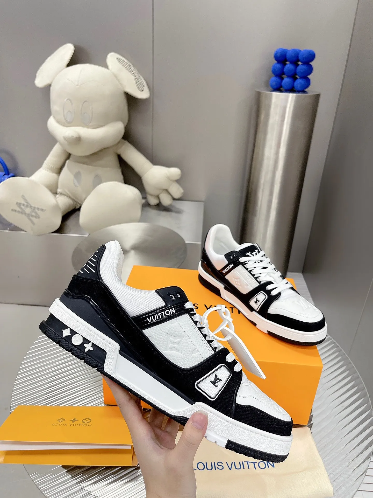 👟👟Ex-factory price 840👟👟The highest version on the Internet⚠️Feel free to compare! 2021🔥New model, purchase quality LV~Louis Vuitton by Virgin Abloh’s best-looking sneakers, Donkey Brand strongly recommends new products, official website limited edition retro basketball sneakers! Both high and low tops cost money to purchase 1:1 accurate replicas of the originals. The details are invincible, full of sincerity, imported custom-made original cowhide, the original package method is the same, the details are 100% restored, and the private model customized the original one-piece T👟👟factory price U outsole, which is different from other brands. Without the original version, this effect cannot be achieved! 35-45 (46 is custom-made and non-refundable) Some colors are available in women’s styles